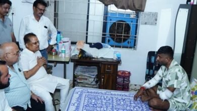 आईई़डी ब्लास्ट में घायल थाना प्रभारी से मिले पूर्व मंत्री..कहा अंतिम सांस गिन रहे नक्सली..जवान को दी स्वस्थ्य होने की शुभकामनाएं