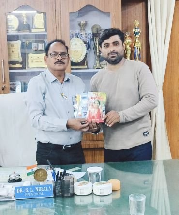 CG NEWS:कॉलेज से पढ़कर निकले छात्र केशव की लिखी किताबेंं मिलीं तो प्राचार्य डॉ. निराला ने कहा- नाम रौशन कर रहीं प्रतिभाएं… CG NEWS:कॉलेज से पढ़कर निकले छात्र केशव की लिखी किताबेंं मिलीं तो प्राचार्य डॉ. निराला ने कहा- नाम रौशन कर रहीं प्रतिभाएं…