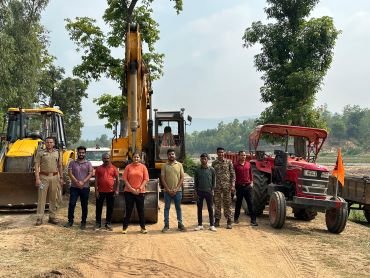 CG NEWS:ताबड़तोड़ एक्शन से रेत माफियाओं में हड़कम्प,दिन भर चलता रहा छापा,पचास से अधिक वाहन और डंप की गई रेत जब्त CG NEWS:ताबड़तोड़ एक्शन से रेत माफियाओं में हड़कम्प,दिन भर चलता रहा छापा,पचास से अधिक वाहन और डंप की गई रेत जब्त