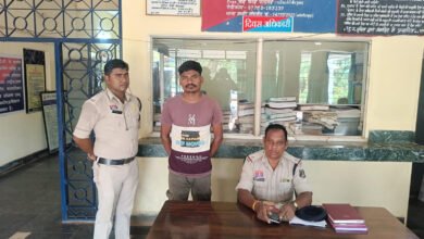 दूसरे की आईडी पर सिम फर्जीवाड़ा…पीड़ित ने किया रिपोर्ट…पुलिस ने दुकानदार को मोबाइल और सिम के साथ धर दबोचा