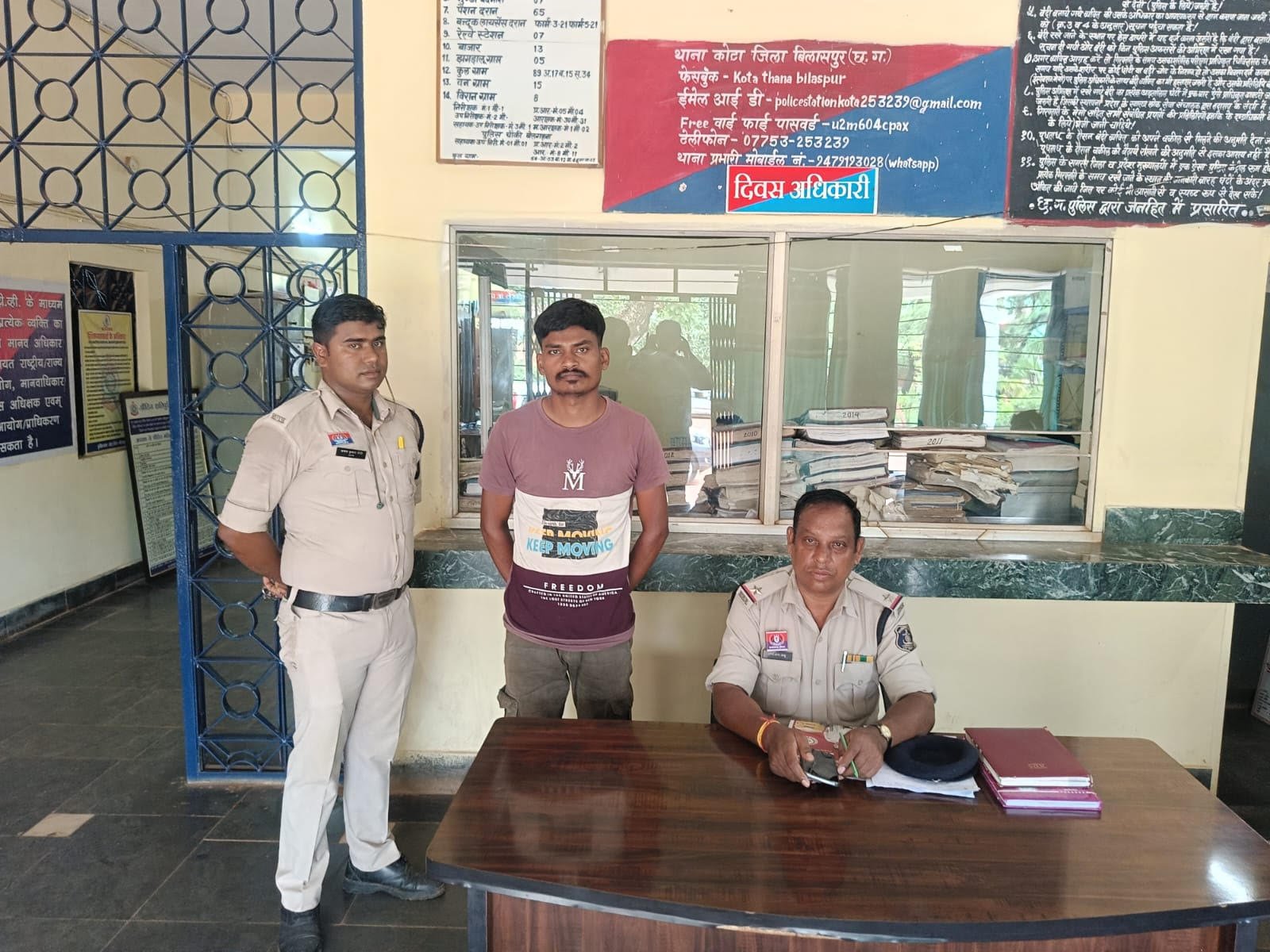दूसरे की आईडी पर सिम फर्जीवाड़ा…पीड़ित ने किया रिपोर्ट…पुलिस ने दुकानदार को मोबाइल और सिम के साथ धर दबोचा दूसरे की आईडी पर सिम फर्जीवाड़ा…पीड़ित ने किया रिपोर्ट…पुलिस ने दुकानदार को मोबाइल और सिम के साथ धर दबोचा