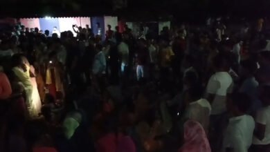 रेत माफियों ने चलाई गोली…दो ग्रामीण गंभीर रूप से घायल..घेराबन्दी में पकड़ाया जेसीबी ड्रायवर..फरार सरगना के पीछे पुलिस