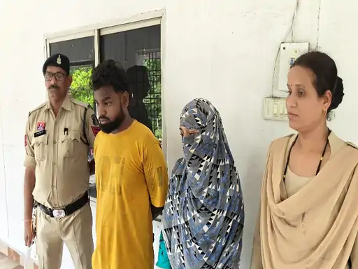 CG News- सगाई से 2 दिन पहले ‘हनी ट्रैप’ में फंसा व्यापारी, खेत में बुलाकर मांगे 17 लाख, मास्टरमाइंड युवती गिरफ्तार CG News- सगाई से 2 दिन पहले ‘हनी ट्रैप’ में फंसा व्यापारी, खेत में बुलाकर मांगे 17 लाख, मास्टरमाइंड युवती गिरफ्तार