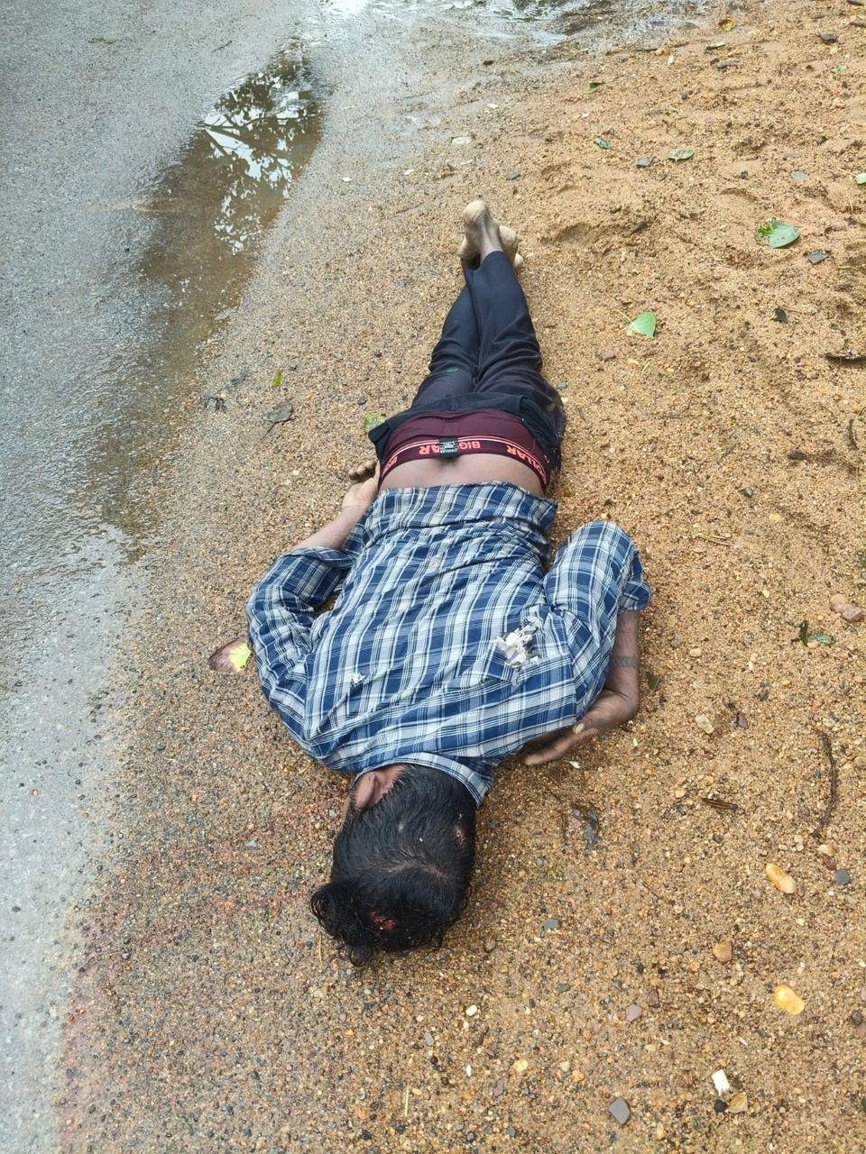 हाईकोर्ट के पास सड़क किनारे शव बरामद..जाँच मे जुटी पुलिस..सामने आई सच्चाई हाईकोर्ट के पास सड़क किनारे शव बरामद..जाँच मे जुटी पुलिस..सामने आई सच्चाई