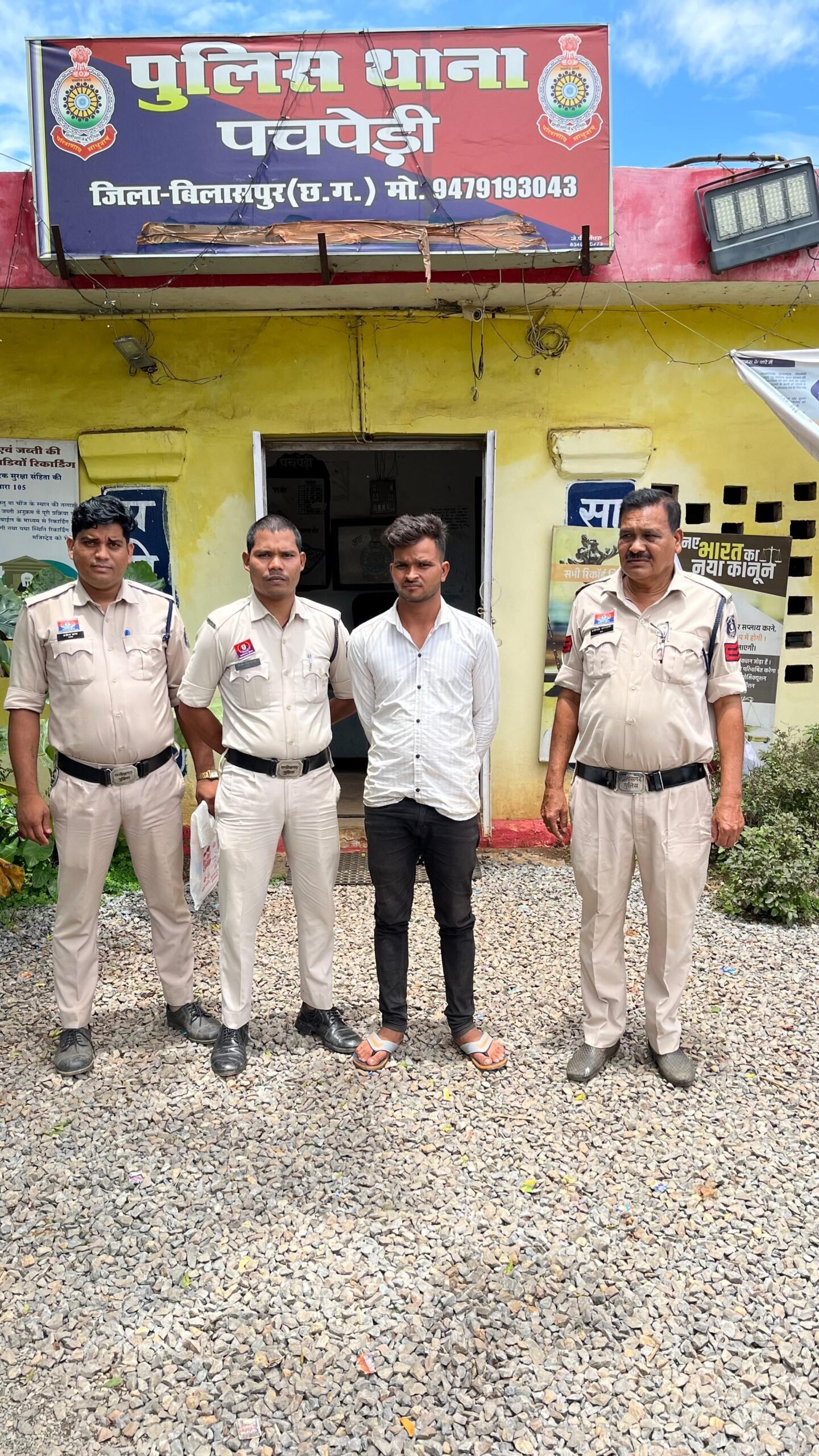 शादी का झांसा देकर गुजरात भागा.. नाबालिक से किया रेप.. आरोपी बलोदा बाजार में गिरफ्तार शादी का झांसा देकर गुजरात भागा.. नाबालिक से किया रेप.. आरोपी बलोदा बाजार में गिरफ्तार
