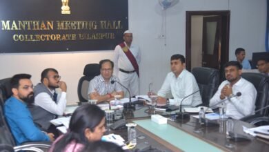 अधिकारियों पर जमकर बरसे कलेक्टर…आवारा मवेशियों को गरीबों में बांटे.. स्वास्थ्य और खाद्य विभाग पर उतर गुस्सा…कहा.. अब हाफ शर्ट पहनेंगे परीक्षार्थी