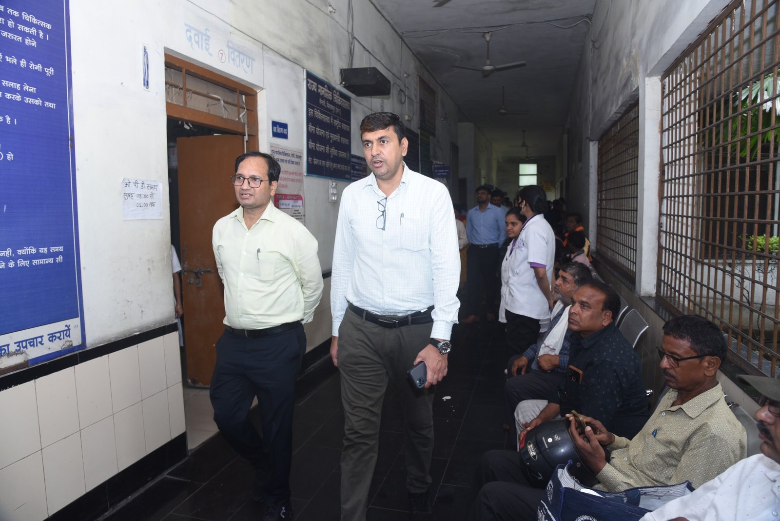 मानसिक चिकित्सालय की हकीकत देखने पहुंचे कलेक्टर.. व्यवस्थाओं की एक-एक परत को देखा…इलाज से लेकर भोजन तक लिया फीडबैक मानसिक चिकित्सालय की हकीकत देखने पहुंचे कलेक्टर.. व्यवस्थाओं की एक-एक परत को देखा…इलाज से लेकर भोजन तक लिया फीडबैक
