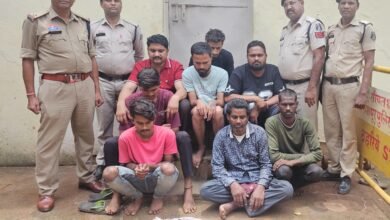 जुए का काला खेल खत्म — जंगल में चल रहे फड़ पर.. पुलिस का छापा, मास्टरमाइंड समेत 8 गिरफ्तार