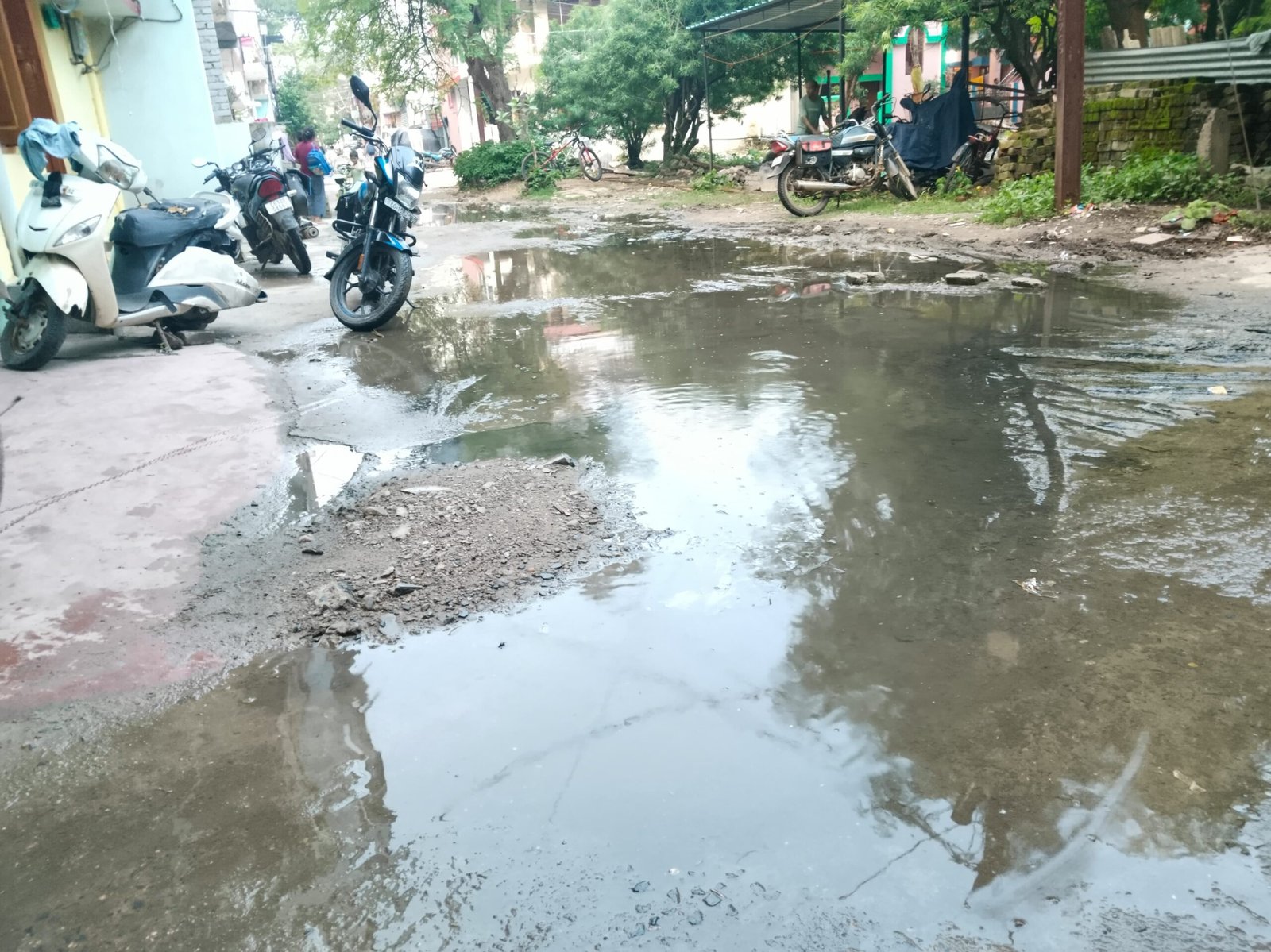 तुलसी आवास में जल भराव.. जन जीवन अस्त व्यस्त..निगम की चुप्पी पर फूटा गुस्सा तुलसी आवास में जल भराव.. जन जीवन अस्त व्यस्त..निगम की चुप्पी पर फूटा गुस्सा