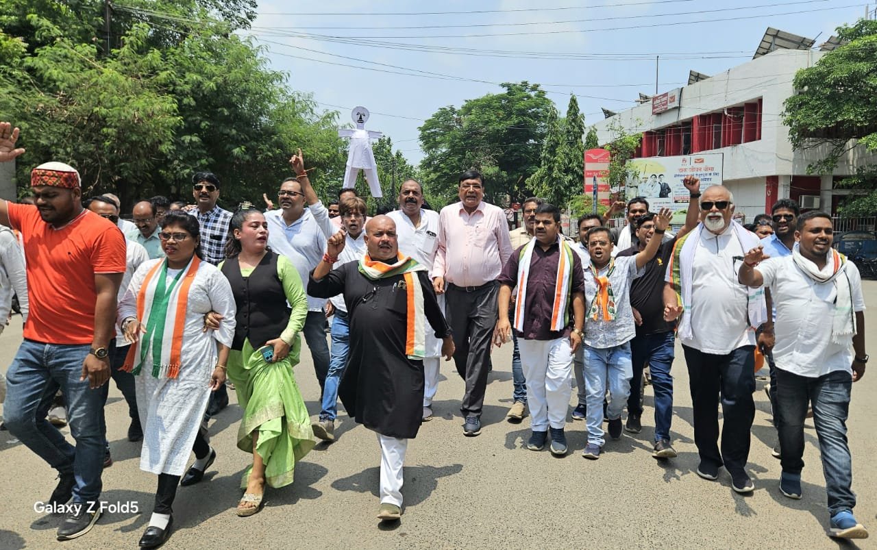 नेहरू चौक में कांग्रेस ने जलाया पुतला..दिखाया आक्रोश…दहन… ईडी कार्यवाही का किया विरोध नेहरू चौक में कांग्रेस ने जलाया पुतला..दिखाया आक्रोश…दहन… ईडी कार्यवाही का किया विरोध