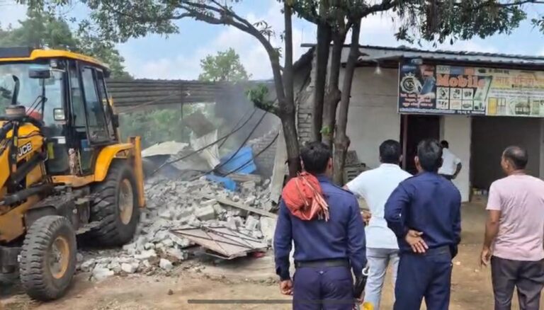 घोरामार में अतिक्रमण पर प्रशासन का करारा वार… शासकीय भूमि से हटाये गये 10 कब्जाधारी