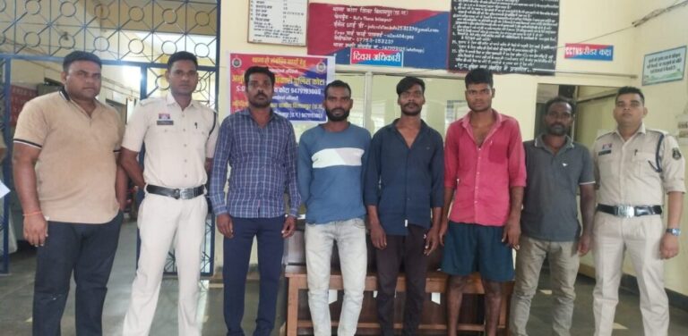 लकड़ी तस्करों का दुस्साहस: वन अमले पर हमला.. चार जेल में. फरार पाँचवा भी गिरफ्तार 5 गिरफ्तार