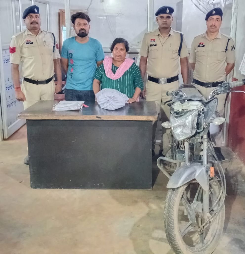 होंडा साइन में घूमते महिला ड्रग्स तस्कर गिरफ्तार.. पुलिस ने दोनों आरोपियों को ऐसे पकड़ा.. गांजा के साथ बाइक जब्त होंडा साइन में घूमते महिला ड्रग्स तस्कर गिरफ्तार.. पुलिस ने दोनों आरोपियों को ऐसे पकड़ा.. गांजा के साथ बाइक जब्त