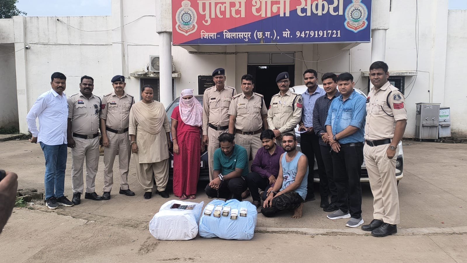 पुलिस की बडी कार्रवाई …30 किलो गांजा.. दो महंगी कार  बरामद..चार तस्कर गिरफ्तार”