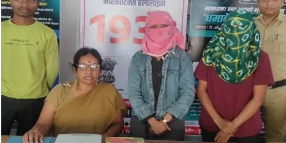 युवक को ब्लैकमेल करते तीन गिरफ्तार..दो युवती भी शामिल युवक को ब्लैकमेल करते तीन गिरफ्तार..दो युवती भी शामिल