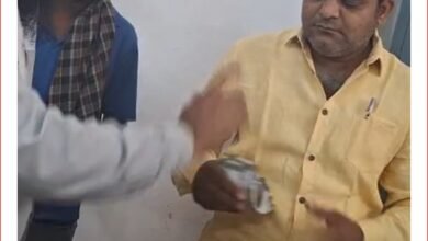 कैमरे में पकड़ी गई ‘ईमानदारी’ की एक्टिंग! रिश्वत लौटाते ही, इंजीनियर निलंबित !”