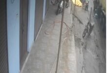 चलती ट्रेलर के नीचे कूदी महिला…CCTV ने उजागर किया..महिला ने की आत्महत्या?