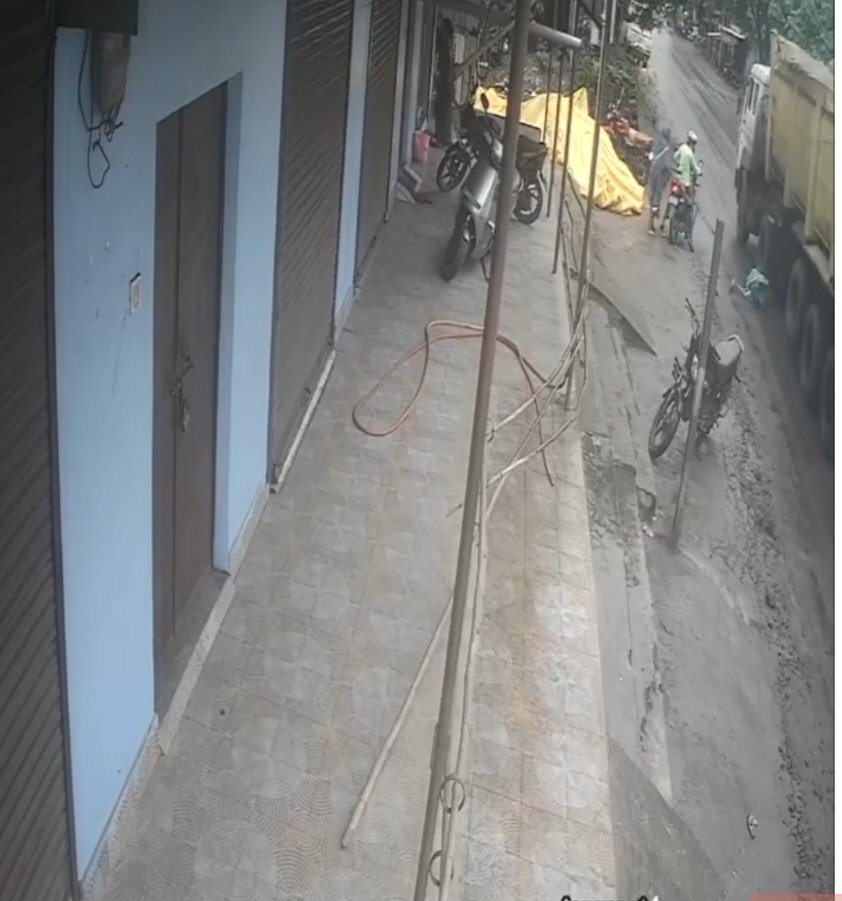 चलती ट्रेलर के नीचे कूदी महिला…CCTV ने उजागर किया..महिला ने की आत्महत्या?