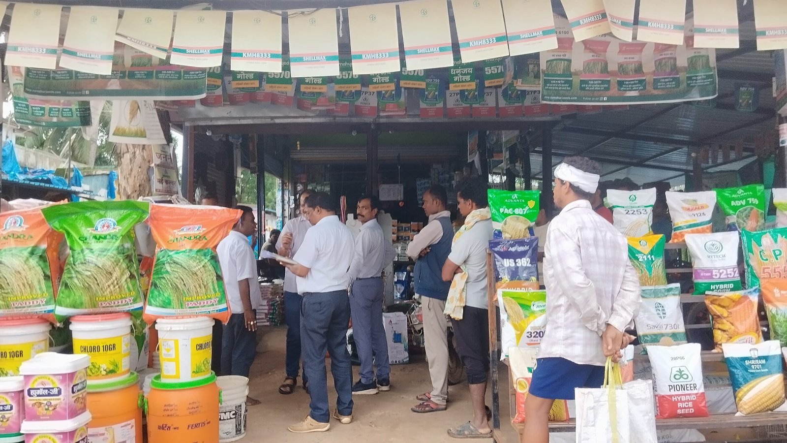 CG News- कृषि केन्द्रों का निरीक्षण, 03 केंद्रों को नोटिस जारी CG News- कृषि केन्द्रों का निरीक्षण, 03 केंद्रों को नोटिस जारी