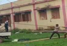 स्कूली बच्चों से मजदूरी – ट्रांसफार्मर खींचवाने का मामला, पढ़ाई रोकी, जान जोखिम में डाली