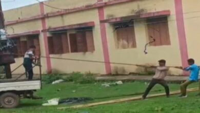 स्कूली बच्चों से मजदूरी – ट्रांसफार्मर खींचवाने का मामला, पढ़ाई रोकी, जान जोखिम में डाली