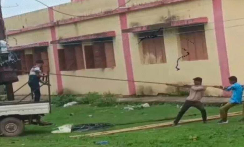 स्कूली बच्चों से मजदूरी – ट्रांसफार्मर खींचवाने का मामला, पढ़ाई रोकी, जान जोखिम में डाली स्कूली बच्चों से मजदूरी – ट्रांसफार्मर खींचवाने का मामला, पढ़ाई रोकी, जान जोखिम में डाली