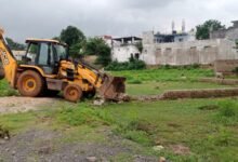 Bilaspur: कोनी और बिरकोना रोड में चला निगम का बुलडोज़र,अवैध प्लाॅट में बने रोड,बाउंड्रीवाल और मकान ध्वस्त