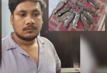 “स्प्रिंगदार चाकू बेचते रंगेहाथ पकड़ाया युवक.. पुलिस ने बरामद किए 12 धारदार हथियार”..आरोपी को जेल