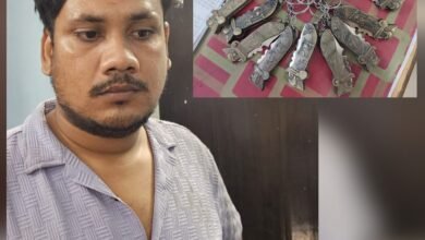 “स्प्रिंगदार चाकू बेचते रंगेहाथ पकड़ाया युवक.. पुलिस ने बरामद किए 12 धारदार हथियार”..आरोपी को जेल