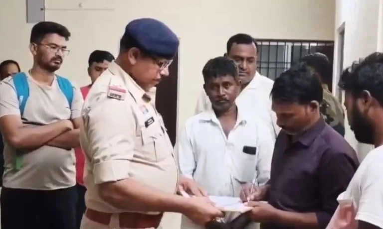 “बंदूक छोड़ गया बाप, कलम थाम गया बेटा – इंजीनियर ने निभाया नक्सली पिता का अंतिम संस्कार”