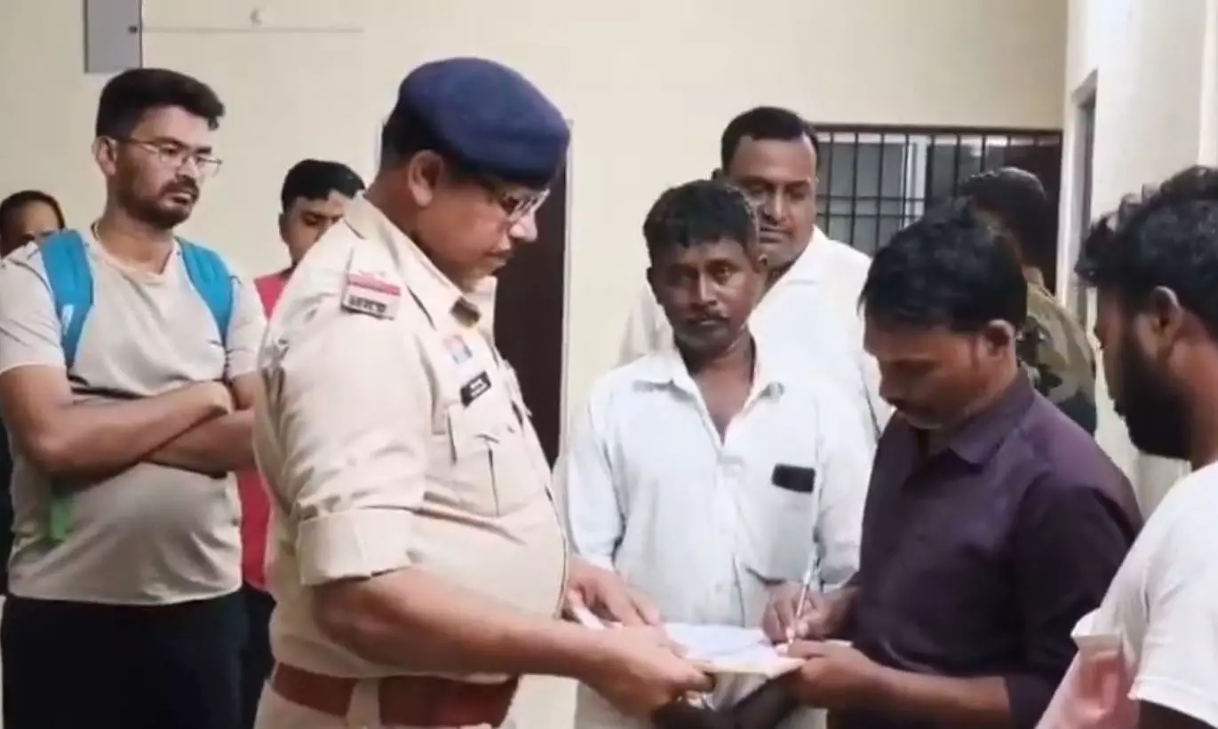 “बंदूक छोड़ गया बाप, कलम थाम गया बेटा – इंजीनियर ने निभाया नक्सली पिता का अंतिम संस्कार”