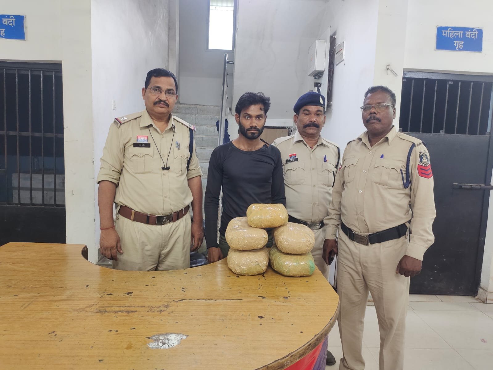 नशे के सौदागर पर पुलिस का शिकंजा..भारी मात्रा मे बरामद….रेलवे स्टेशन से युवक गिरफ्तार नशे के सौदागर पर पुलिस का शिकंजा..भारी मात्रा मे बरामद….रेलवे स्टेशन से युवक गिरफ्तार