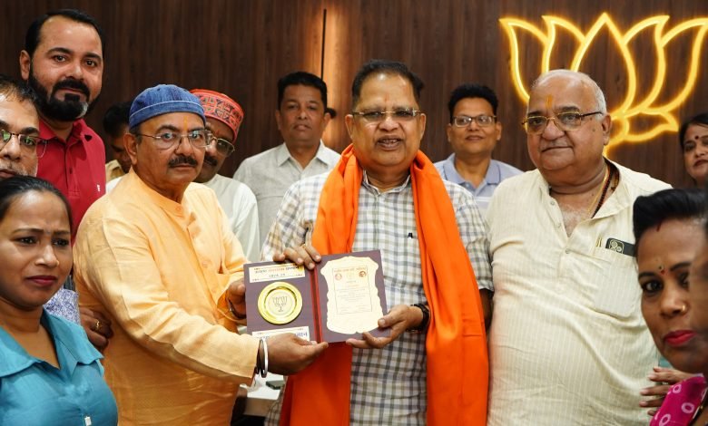महाअभियान में शानदार उपलब्धि..पूर्वमंत्री को मिला रत्न सम्मान…अमर ने कही यह बात महाअभियान में शानदार उपलब्धि..पूर्वमंत्री को मिला रत्न सम्मान…अमर ने कही यह बात