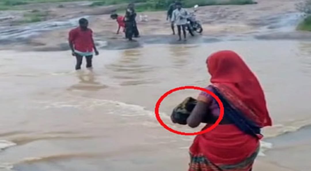 जन्म से पहले लड़ाई, जन्म के बाद नदी — आदिवासी मां ने रास्ते में दिया बच्चे को जन्म…व्यथा पर खामोश सिस्टम जन्म से पहले लड़ाई, जन्म के बाद नदी — आदिवासी मां ने रास्ते में दिया बच्चे को जन्म…व्यथा पर खामोश सिस्टम