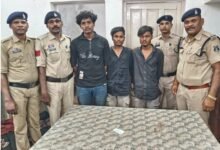 रात के सन्नाटे में, सड़क पर साजिश” —ट्रेलर रोक कर मारपीट और लूट के तीन आरोपी गिरफ्तार.. . मोबाइल-नगदी ले भागे थे आरोपी