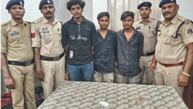 रात के सन्नाटे में, सड़क पर साजिश” —ट्रेलर रोक कर मारपीट और लूट के तीन आरोपी गिरफ्तार.. . मोबाइल-नगदी ले भागे थे आरोपी