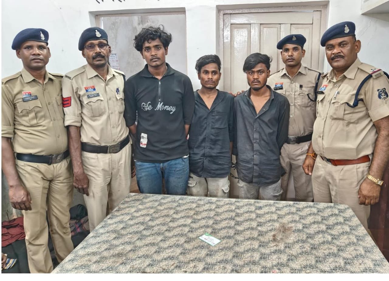 रात के सन्नाटे में, सड़क पर साजिश” —ट्रेलर रोक कर मारपीट और लूट के तीन आरोपी गिरफ्तार.. . मोबाइल-नगदी ले भागे थे आरोपी