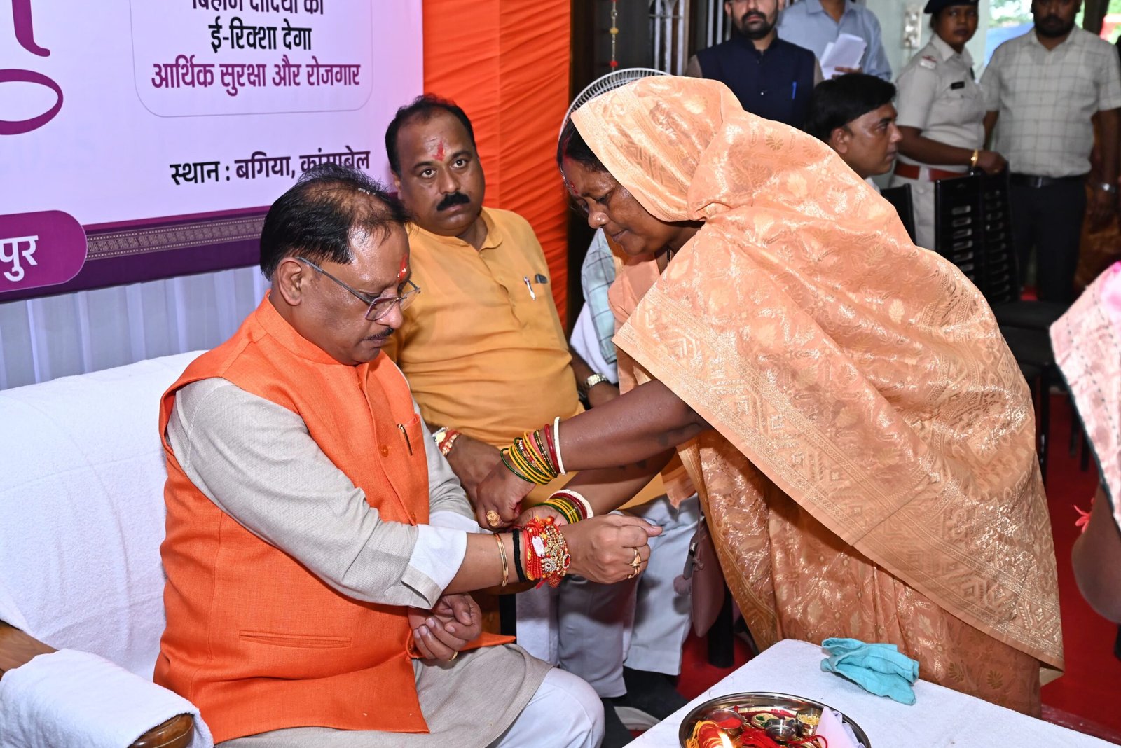 Rakshabandhan 2025-मुख्यमंत्री को जशपुर की दीदियों ने बांधी राखी Rakshabandhan 2025-मुख्यमंत्री को जशपुर की दीदियों ने बांधी राखी