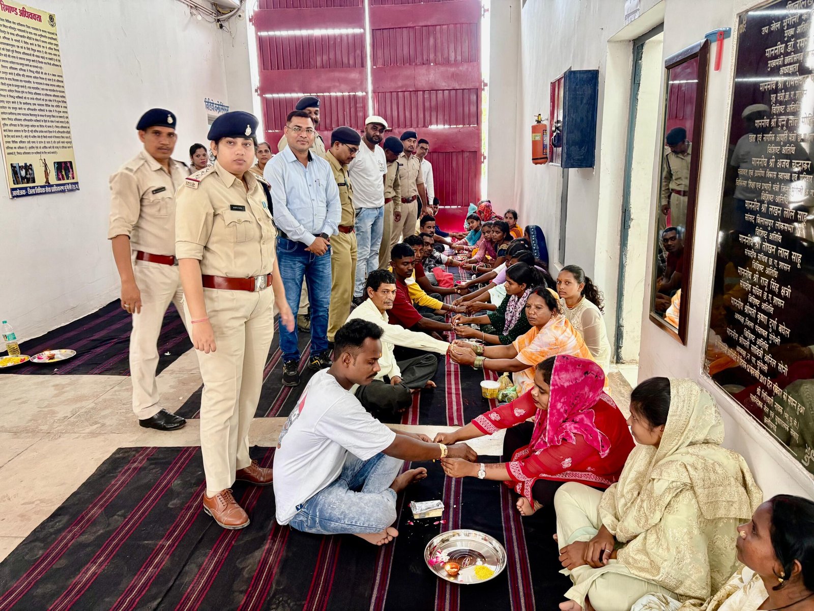 जिला जेल मुंगेली जेल में रक्षाबंधन का उत्सव:124 बंदियों की कलाई पर सजी राखी जिला जेल मुंगेली जेल में रक्षाबंधन का उत्सव:124 बंदियों की कलाई पर सजी राखी