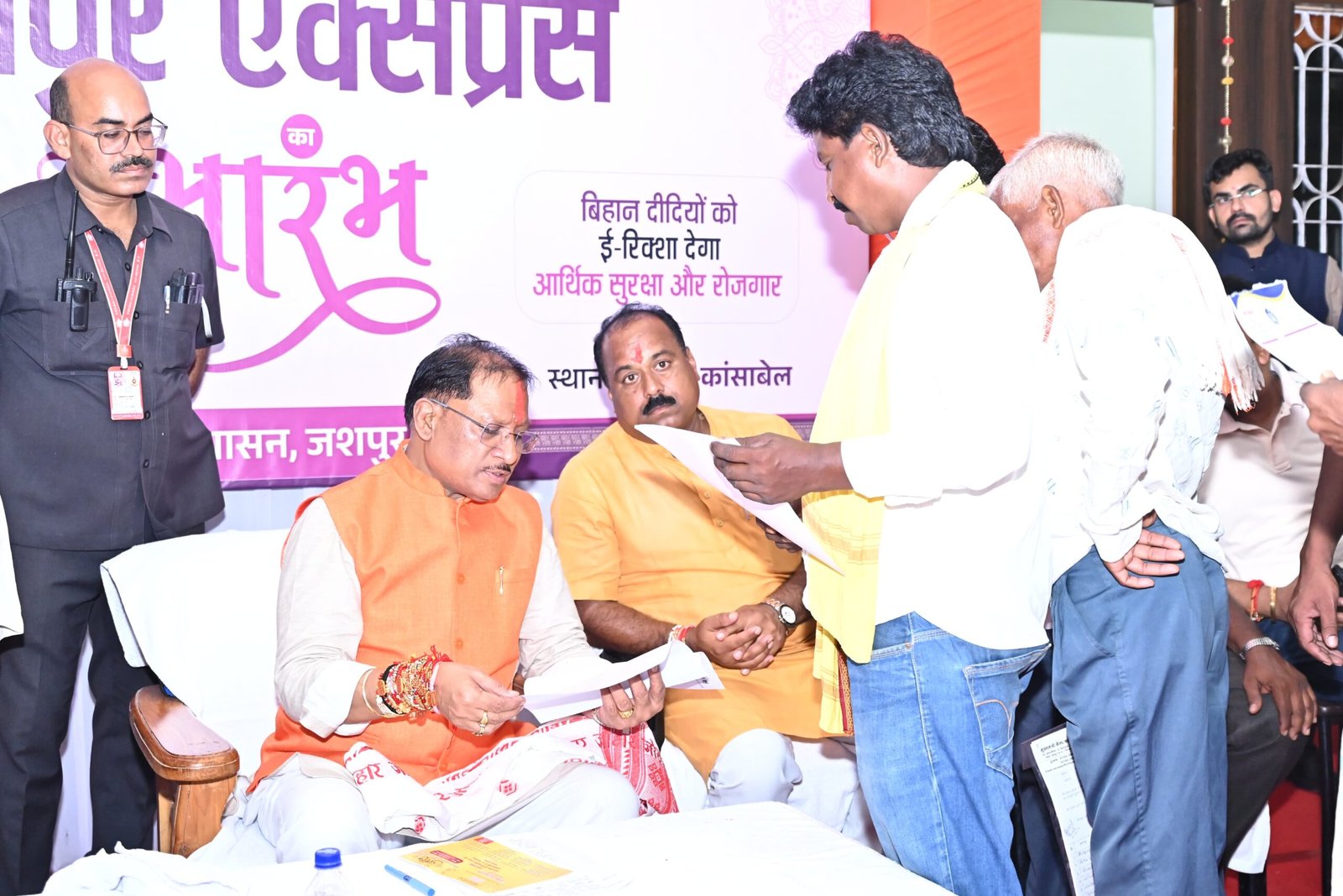 मुख्यमंत्री विष्णुदेव साय ने बगिया कैंप कार्यालय में सुनी जनता की समस्याएं, त्वरित निराकरण के दिए निर्देश