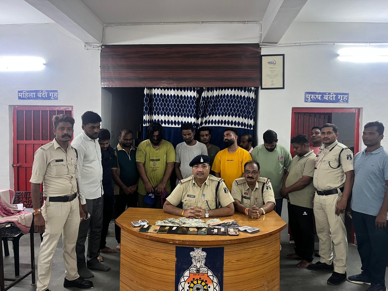 जंगल में जुए का अड्डा ध्वस्त, 10 जुआरी रंगेहाथ गिरफ्तार..3.33 लाख का माल जब्त