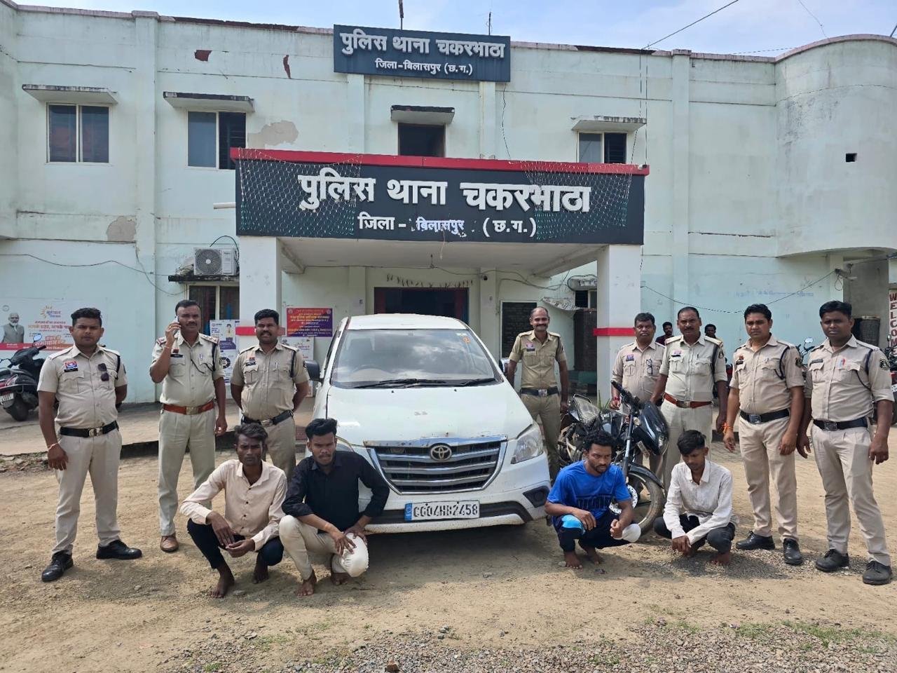 दो लूट, चार आरोपी..पुलिस का फास्ट ट्रैक ऑपरेशन.. लुटेरों से इनोवा-बाइक बरामद