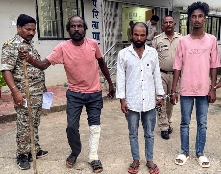 जिला अस्पताल में पुलिसकर्मी और अस्पताल स्टाफ में मारपीट.. लूट का आरोप.. चार आरोपी सलाखों के पीछे जिला अस्पताल में पुलिसकर्मी और अस्पताल स्टाफ में मारपीट.. लूट का आरोप.. चार आरोपी सलाखों के पीछे