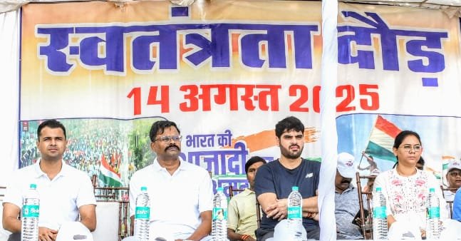 स्वतंत्रता दौड़ में कलेक्टर एसपी सहित शामिल हुए सभी वर्ग के लोग