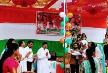 स्कूल में ध्वजारोहण, देशभक्ति गीतों और नारों से गूंजा माहौल