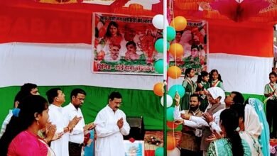 स्कूल में ध्वजारोहण, देशभक्ति गीतों और नारों से गूंजा माहौल