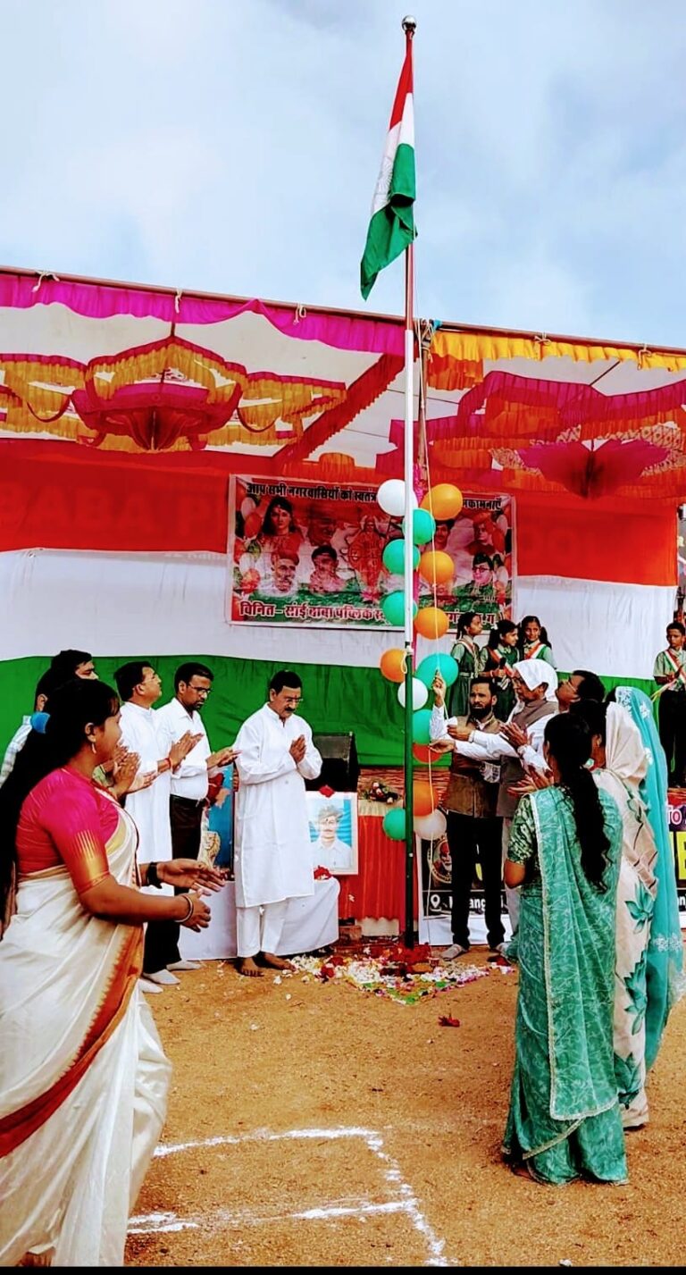 स्कूल में ध्वजारोहण, देशभक्ति गीतों और नारों से गूंजा माहौल