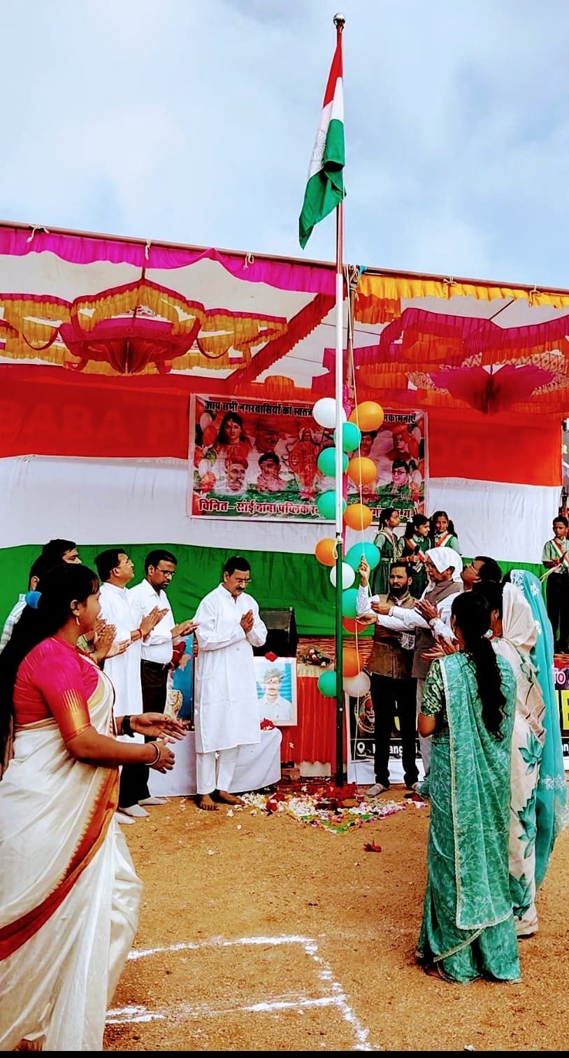 स्कूल में ध्वजारोहण, देशभक्ति गीतों और नारों से गूंजा माहौल