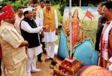 सांसद की उपस्थिति में जिला अध्यक्ष ने किया ध्वजारोहण, वीर सैनिकों को दी श्रद्धांजलि