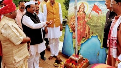 सांसद की उपस्थिति में जिला अध्यक्ष ने किया ध्वजारोहण, वीर सैनिकों को दी श्रद्धांजलि